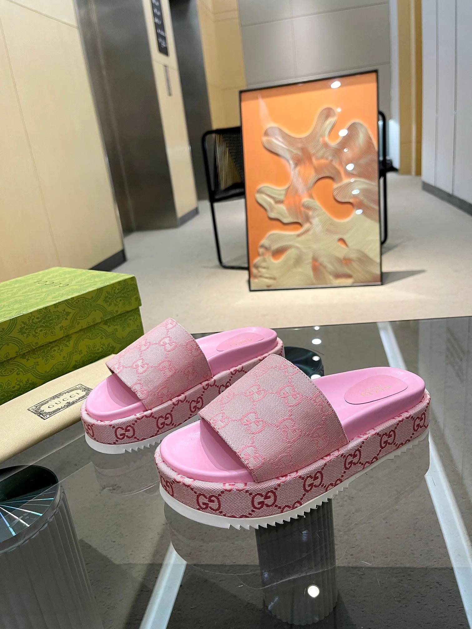 👟👟Ex-factory price 400👟👟 Shipped throughout the year, 200 colors] Gucci’s latest limited edition thick-soled slippers. Top quality for sale. Purchase genuine product for development. The material and workmanship are consistent with the original. Upper: original special printing process. Lining: dyed sheepskin. Outsole: Italian private model outsole. Size: 35-43M standard size. 41, 42, 43 are also customized and cannot be returned. Sole thickness: 5.5cm. Forefoot 4cm.
